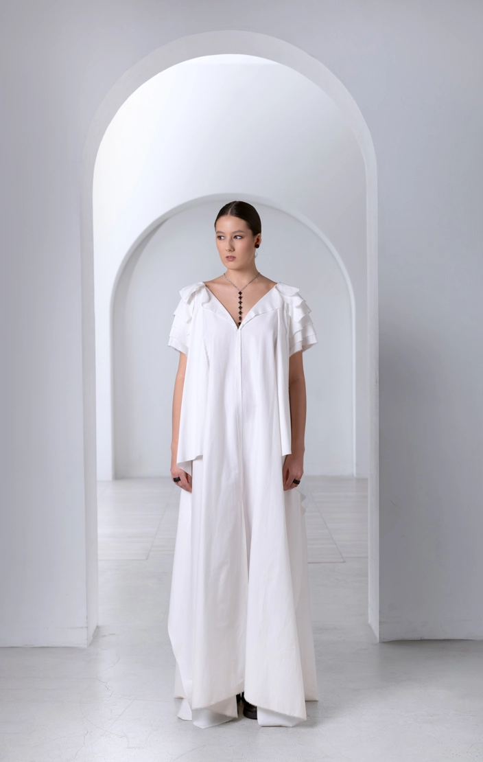 Платье с акцентными рукавами