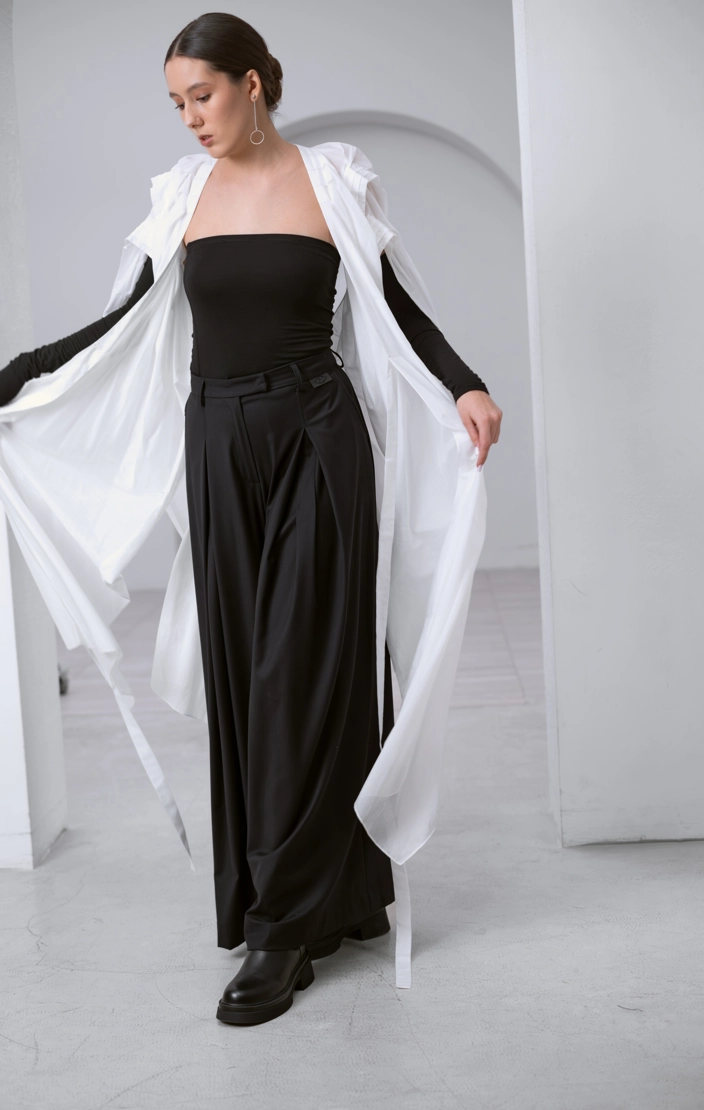 Брюки с акцентными складками черные